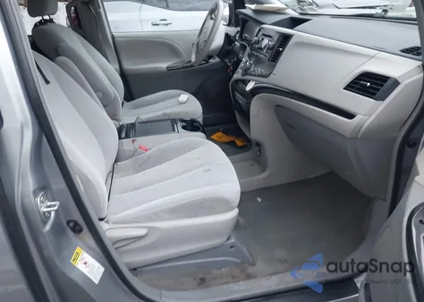 2013 Toyota Sienna Le V6 8 Passenger z USA, uszkodzony, nr VIN 5TDKK3DC0DS382932